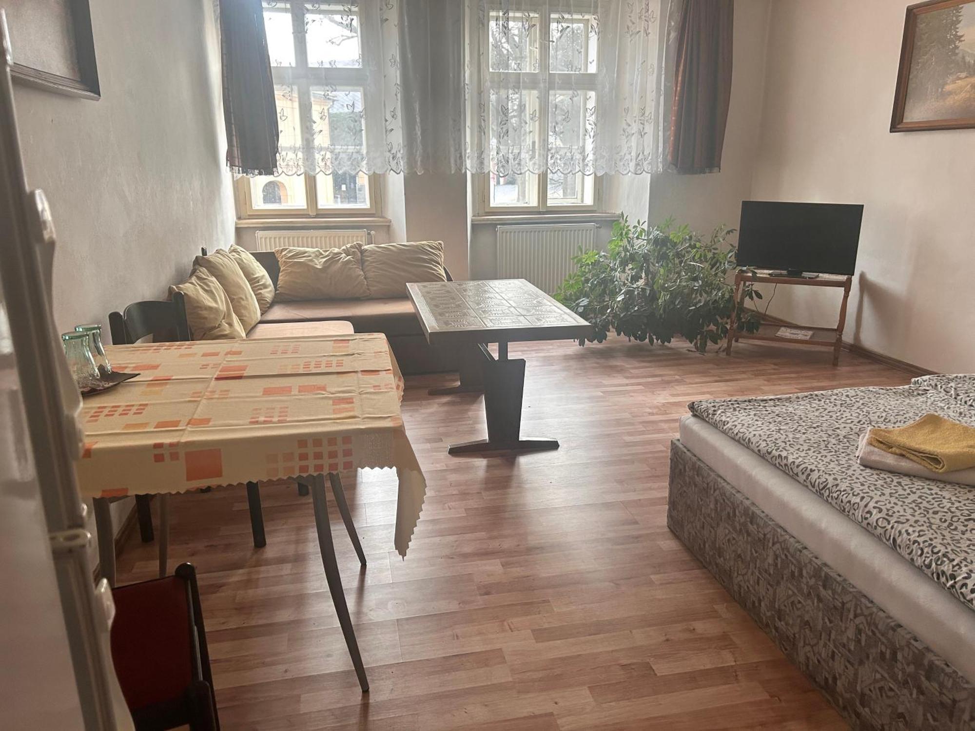 Restaurace A Penzion Podloubi Opočno المظهر الخارجي الصورة