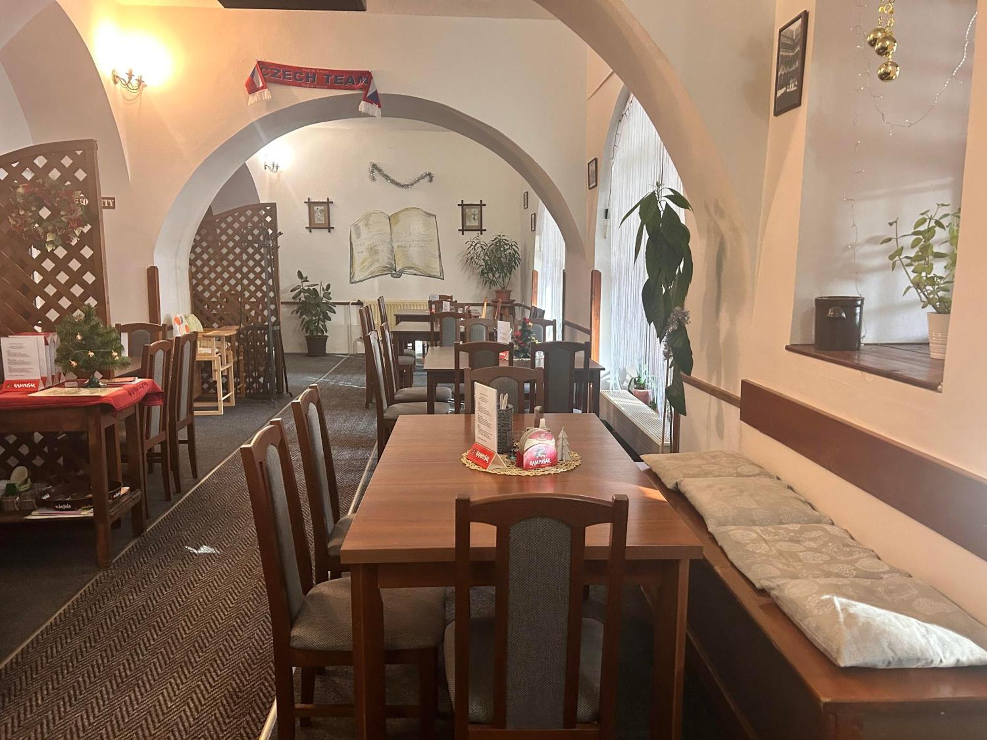 Restaurace A Penzion Podloubi Opočno المظهر الخارجي الصورة