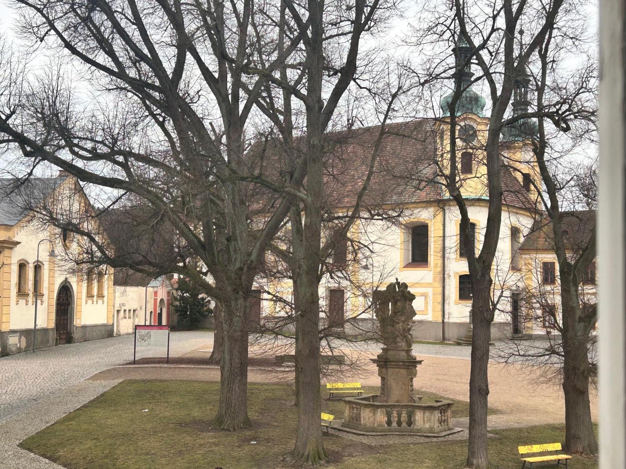 Restaurace A Penzion Podloubi Opočno المظهر الخارجي الصورة