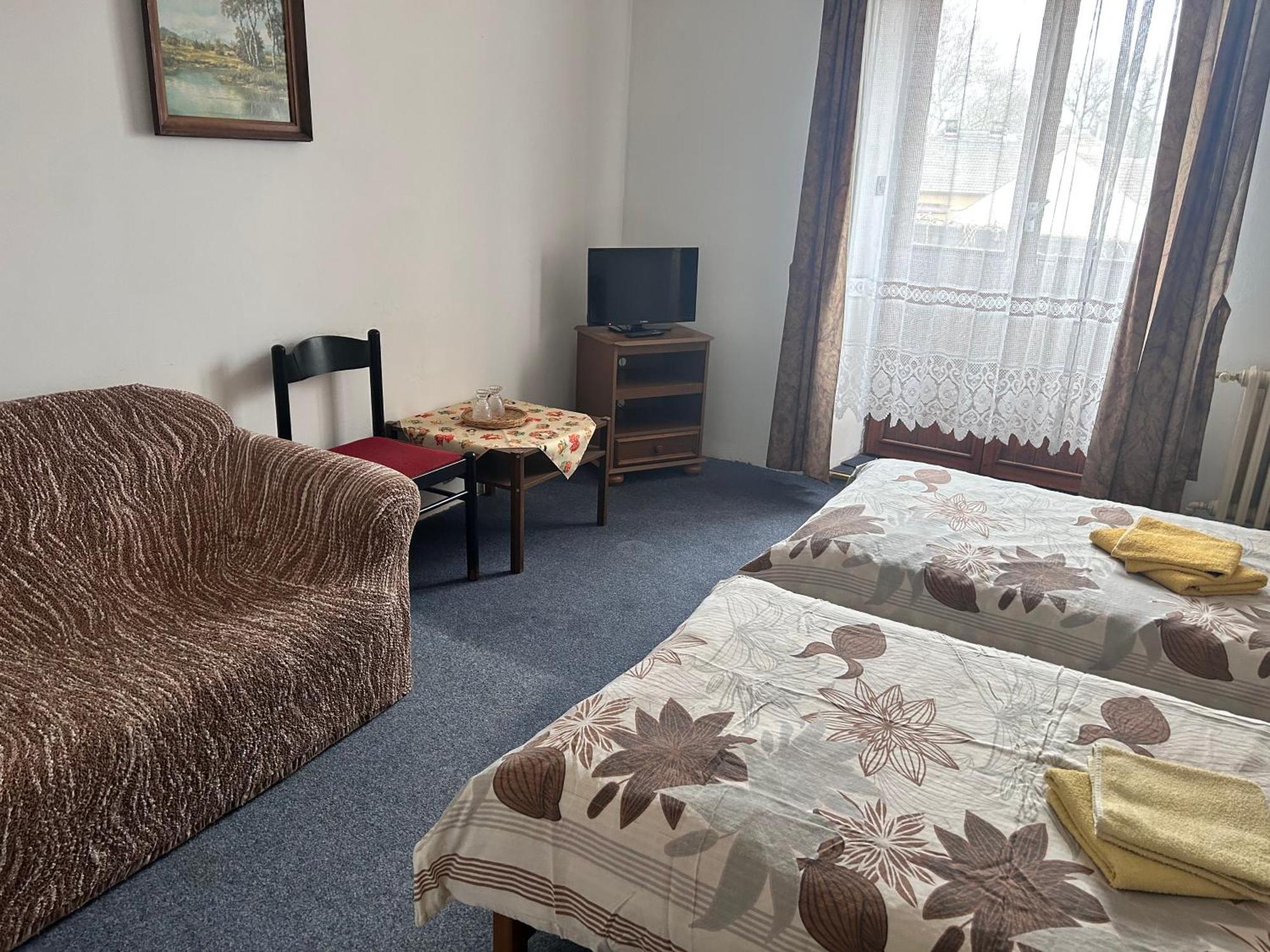 Restaurace A Penzion Podloubi Opočno المظهر الخارجي الصورة